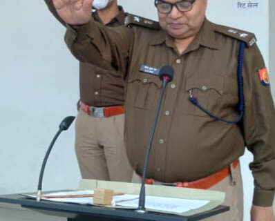 पुलिस कर्मियों को दिलायी गयी शपथ