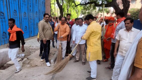 स्वास्थ्य दिवस के उपलक्ष्य में किया फल वितरण