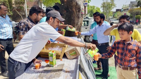 राहगीरों को जूस पिलाकर गर्मी से दिलाई राहत