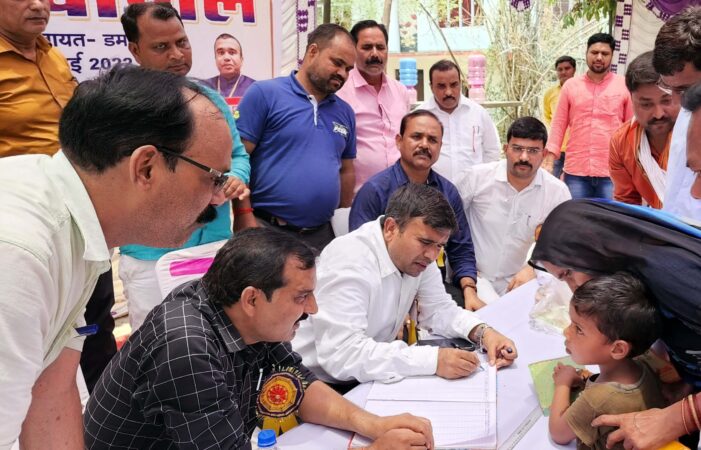 शिक्षा चैपाल में बीएसए ने किया बच्चो का नामांकन