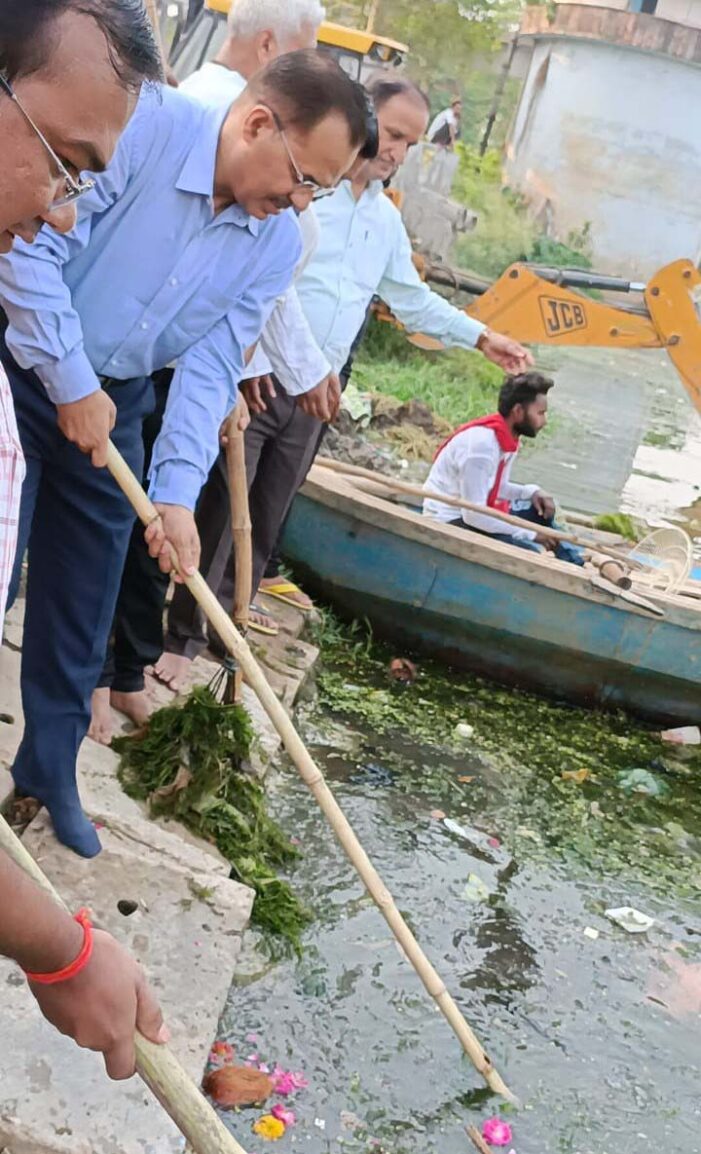 मंदाकिनी सफाई अभियान का डीएम ने किया शुभारभ
