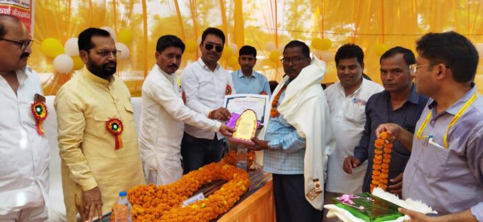 सेवानिवृत्त शिक्षकों को किया गया सम्मानित