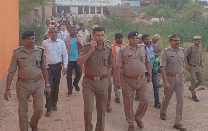पैदल गश्त कर एसपी ने सुनी समस्याएं