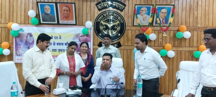 डीएम ने दवा खाकर किया फाइलेरिया व कृमि रोग उन्मूलन अभियान का आगाज़