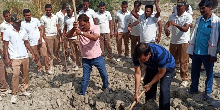 एसपी ने नदी को पुनर्जीवित करने में किया श्रमदान