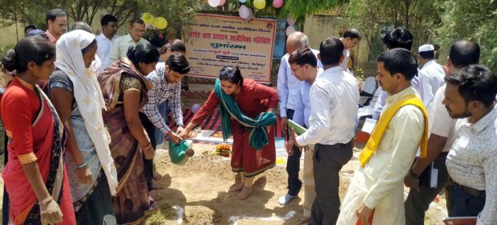 कारपेट घास उत्पादन कार्य का डीएम ने किया शुभारंभ