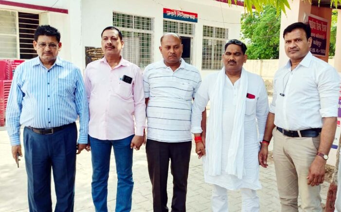 एंटी करप्शन टीम ने रिश्वत लेते बाबू को रंगेहाथ पकड़ा