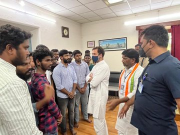 राहुल गांधी जेल में एनएसयूआई के नेताओं से मिले