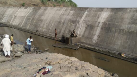 मछली पकड़ने के चक्कर में खोल दिया ठेमा नदी जल संयत्र का सलुस वाल्व,पानी बहा, पेयजलापूर्ति बाधित