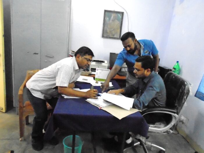 नवागत एडीएम ने कलेक्ट्रेट में स्थापित अनुभागों एवं विभागों का आकस्मिक निरीक्षण किया
