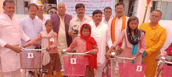 आश्रम पद्धति विद्यालय उरमौरा में अध्ययनरत छात्राओ को वितरित की गयी साईकिल