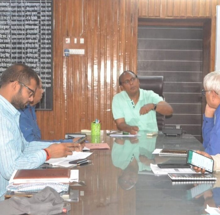 जिलाधिकारी अनुराग पटेल ने जल व बिजली संकट पर बुलाई बैठक