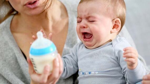 मां के स्तन से नहीं निकल रहा दूध, अमेरिका में फॉर्मूला दूध को भी तरस रहे शिशु