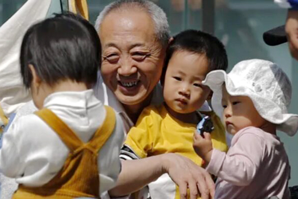 चीनी कंपनी ने की पेशकश तीसरा बच्चा पैदा करो, एक साल की छुट्‌टी‌, 11.50 लाख का बोनस पाओ
