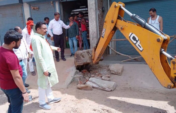 अहिरन पुरवा में चला अतिक्रमण मुक्त विशेष सफाई अभियान