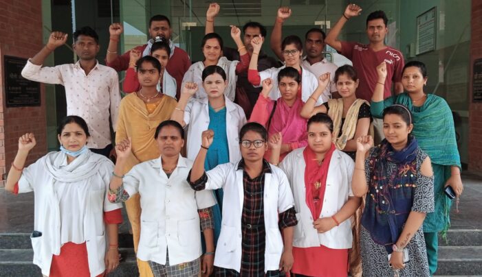 स्वास्थ्य विभाग की मनमानी के खिलाफ किया प्रदर्शन