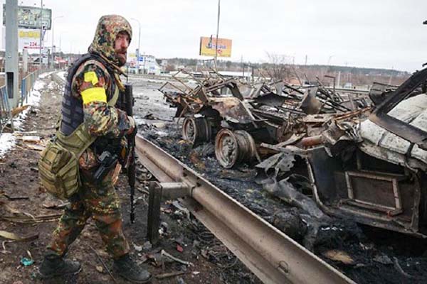 तबाह हो चुके इलाकों को छोड़कर सुरक्षित ठिकानों की ओर बढ़ रही है यूक्रेन की सेना