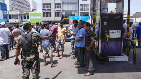श्रीलंका में आर्थिक संकट गहराया, ईंधन की बिक्री पर लगी रोक