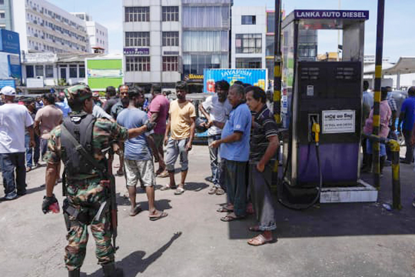 श्रीलंका में आर्थिक संकट गहराया, ईंधन की बिक्री पर लगी रोक