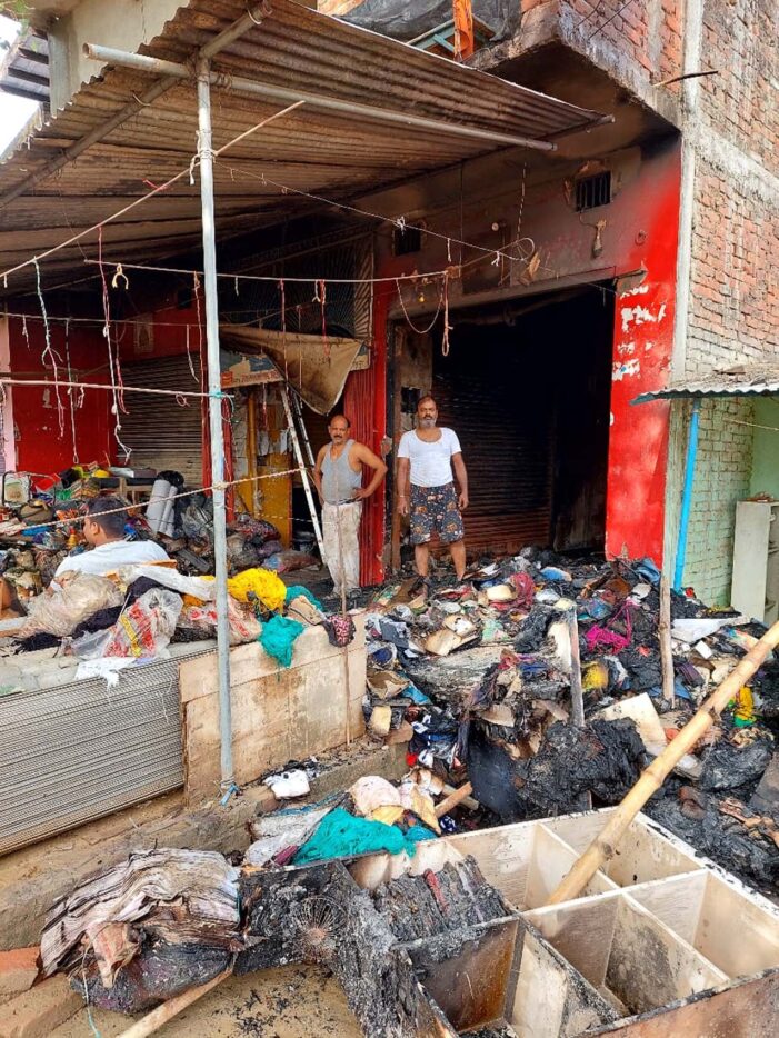 दुकान में लगायी आग, 20 लाख की क्षति दुकान में लगायी आग, 20 लाख की क्षति