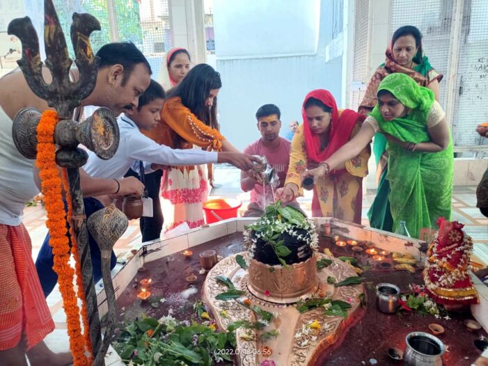 शिवालयों में उमड़ी श्रद्धालुओं की भीड़ शिवालयों में उमड़ी श्रद्धालुओं की भीड़