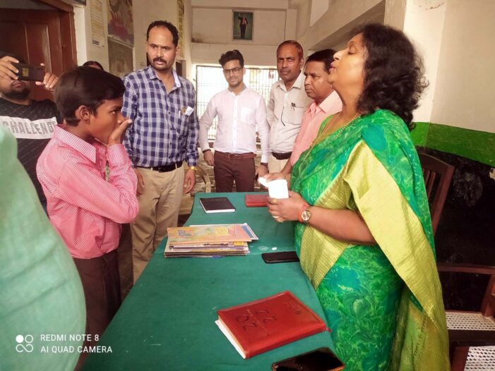 सीएमओ ने दवा खिलाकर की कृमि मुक्ति अभियान की शुरूआत सीएमओ ने दवा खिलाकर की कृमि मुक्ति अभियान की शुरूआत