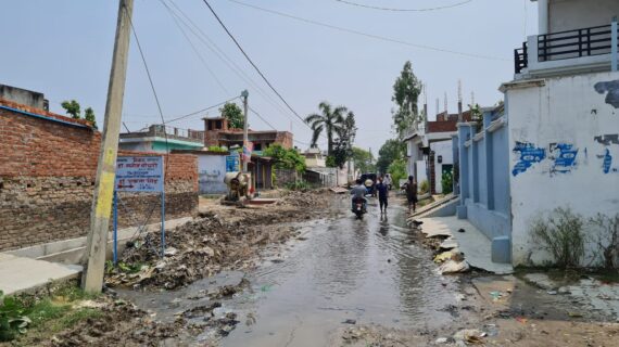 नाला निर्माण के चलते डीएम आवास से शेखदहीर मार्ग पर घुटनों तक गंदे पानी का जलभराव