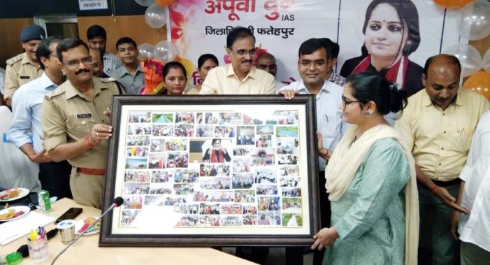 स्थानान्तरित डीएम को अधिकारियों ने दी विदाई स्थानान्तरित डीएम को अधिकारियों ने दी विदाई