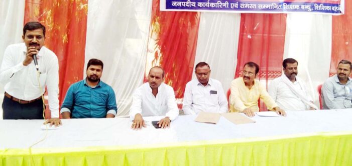 सिटीजन चार्टर लागू किए जाने की मांग को लेकर दिया धरना सिटीजन चार्टर लागू किए जाने की मांग को लेकर दिया धरना