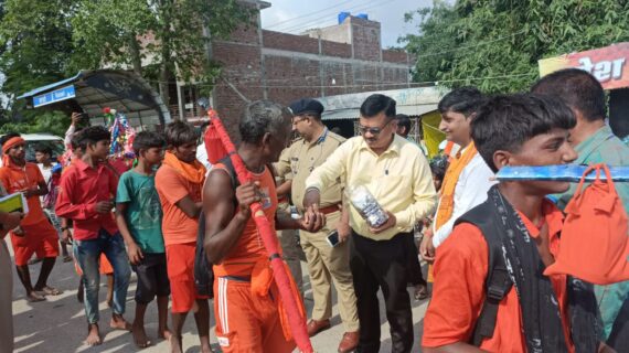 कैसरगंज में कावड़ यात्रियों को वितरित किया प्रसाद