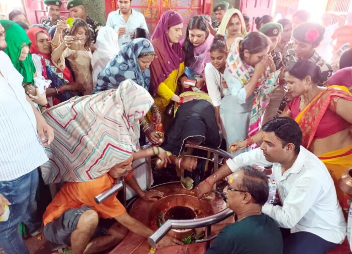 सावन का सोमवार: मंदिर में शिवभक्तों की उमड़ी भीड़ सावन का सोमवार: मंदिर में शिवभक्तों की उमड़ी भीड़