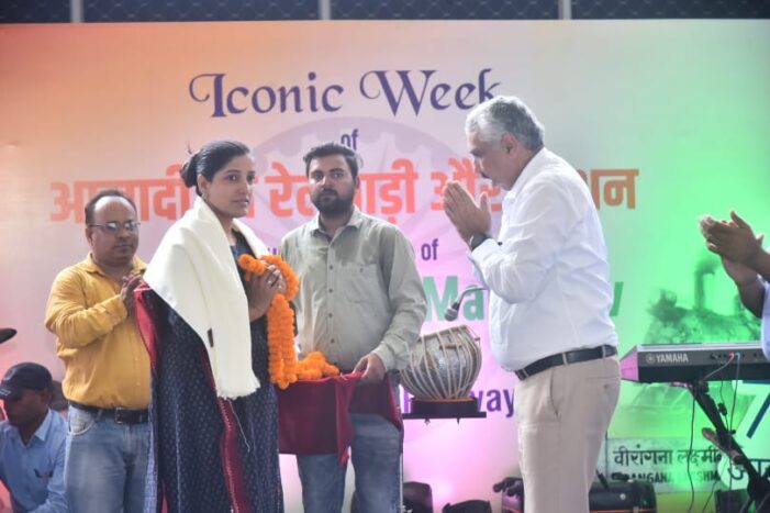 आजादी का अमृत महोत्सव के अंतर्गत चल रहे कार्यक्रम आजादी की रेलगाड़ी और स्टेशन ICONIC साप्ताह कार्यक्रम का समापन आजादी का अमृत महोत्सव के अंतर्गत चल रहे कार्यक्रम आजादी की रेलगाड़ी और स्टेशन ICONIC साप्ताह कार्यक्रम का समापन