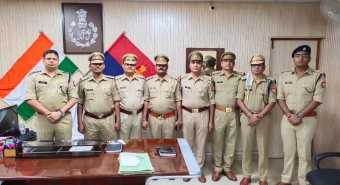 एसपी हेमराज मीणा ने निरीक्षकों को लगाया स्टार,दी बधाई एसपी हेमराज मीणा ने निरीक्षकों को लगाया स्टार,दी बधाई