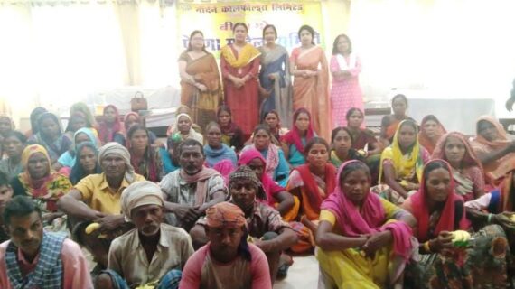 प्रेरणा महिला समिति ने बीना कालोनी में संविदा कर्मियों को बांटे फल व एनर्जी ड्रिंक