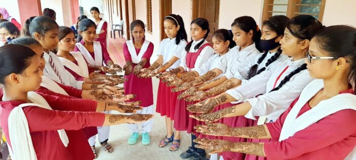 मेंहदी प्रतियोगिता में आंचल, सौम्या ने मारी बाजी