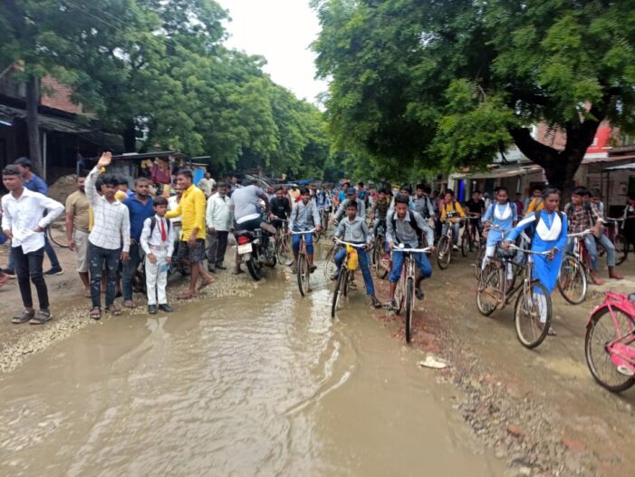 टूटी सड़क को लेकर छात्रों ने किया प्रदर्शन टूटी सड़क को लेकर छात्रों ने किया प्रदर्शन