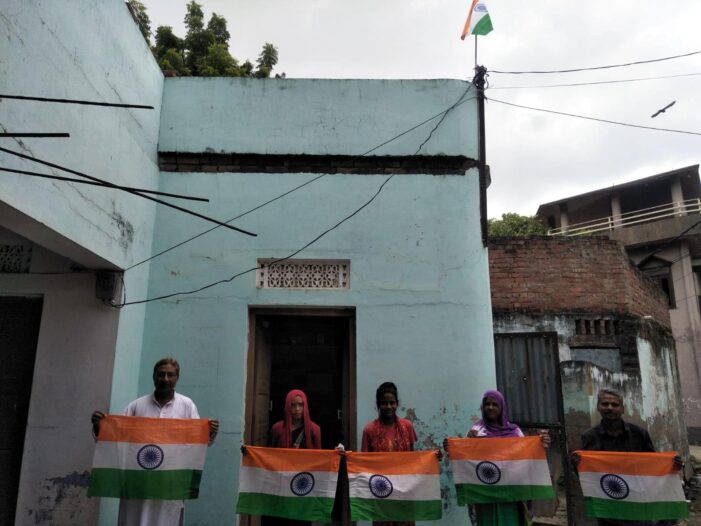 हर घर तिरंगा अभियान के तहत झंडा वितरण