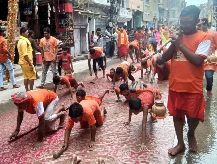 साष्टांग दंडवत करते हुए किया जलार्पण साष्टांग दंडवत करते हुए किया जलार्पण