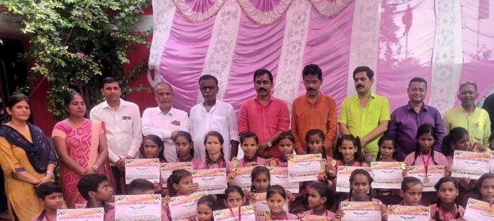 पुरस्कार पाकर स्कूल के बच्चों के चेहरे खिले पुरस्कार पाकर स्कूल के बच्चों के चेहरे खिले
