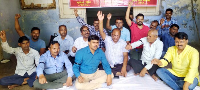 छठवें दिन भी काली पट्टी बांध कोआपरेटिव कर्मियों ने दिया धरना