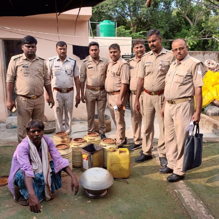 आबकारी टीम की संयुक्त छापेमारी , दूकानो की भी हुई चेकिंग आबकारी टीम की संयुक्त छापेमारी , दूकानो की भी हुई चेकिंग