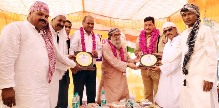 ताजिया कमेटी ने अफसरों को किया सम्मानित
