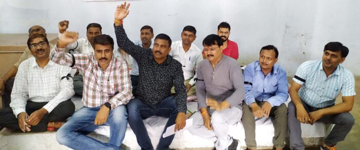 सातवें दिन भी कॉपरेटिव कर्मियों का क्रमिक धरना जारी सातवें दिन भी कॉपरेटिव कर्मियों का क्रमिक धरना जारी