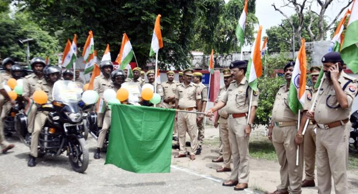 डायल-112 के तिरंगा मार्चपास्ट में देश भक्ति गीतों की रही धूम