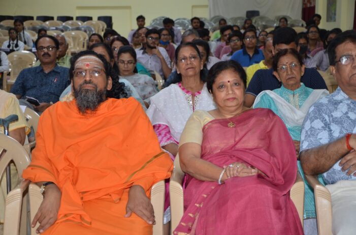 मन को पवित्र रखने से ही आता है सेवा का भाव-स्वामी अभेदानन्द जी महाराज मन को पवित्र रखने से ही आता है सेवा का भाव-स्वामी अभेदानन्द जी महाराज