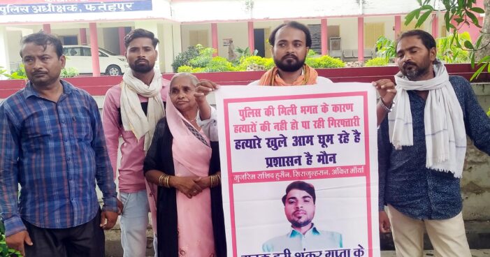 बेटे के कातिलों को सज़ा दिलाने को भटक रही बूढ़ी मां