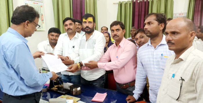पे रोल प्रथा के विरोध में कार्मिकों में उपायुक्त को सौंपा ज्ञापन पे रोल प्रथा के विरोध में कार्मिकों में उपायुक्त को सौंपा ज्ञापन