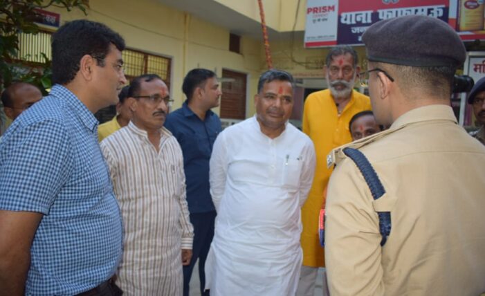 प्रभारी मंत्री एवं राज्यमंत्री श्रम एवं सेवायोजन विभाग ने फाफामऊ पुलिस थाने का किया निरीक्षण प्रभारी मंत्री एवं राज्यमंत्री श्रम एवं सेवायोजन विभाग ने फाफामऊ पुलिस थाने का किया निरीक्षण