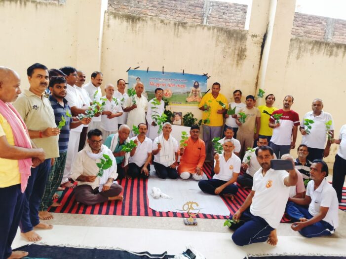 फल व मिष्ठान वितरण कर मनाया गया आयुर्वेद शिरोमणि आचार्य बाल कृष्ण का जन्म दिवस फल व मिष्ठान वितरण कर मनाया गया आयुर्वेद शिरोमणि आचार्य बाल कृष्ण का जन्म दिवस
