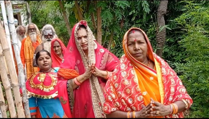 यज्ञ मंडप की परिक्रमा को उमड़ी भीड़ यज्ञ मंडप की परिक्रमा को उमड़ी भीड़